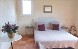 Iron/ironing board, WiFi, bed sheets - Bed and Breakfast 'Les Lilas' with Shared Pool, Shared Terrace and Wi-Fi (Carcès)