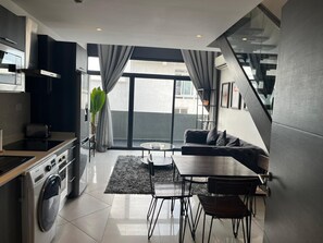 公寓, 阳台, 花园景观 | 私人厨房 | 冰箱、微波炉、烤箱、厨具/餐具