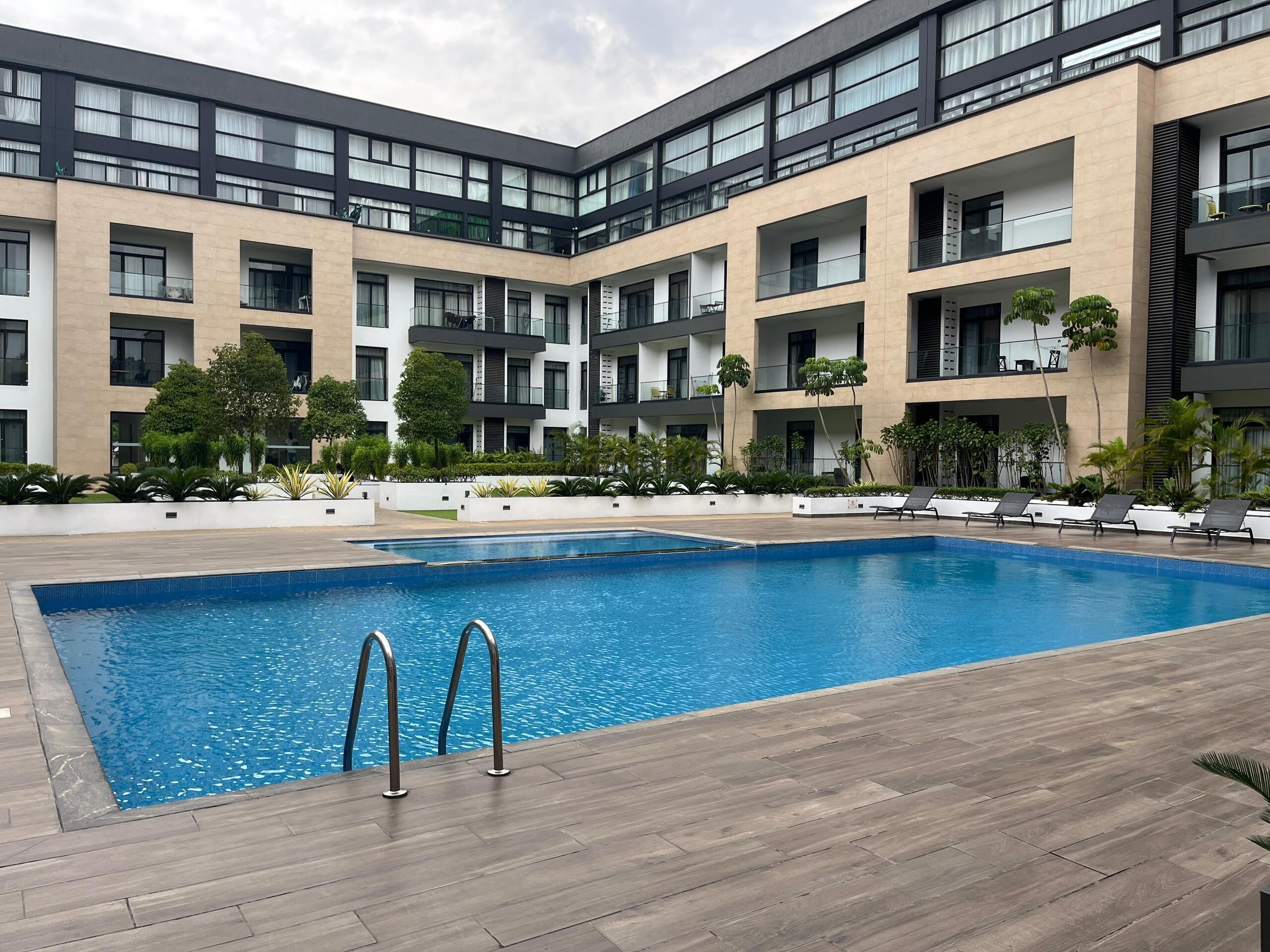 3 udendørs pools