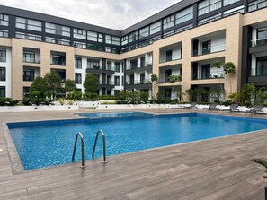 3 つの屋外プール