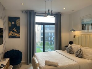 Studio Deluks, balkon, pemandangan kebun | Setrika/meja setrika dan Wi-Fi gratis