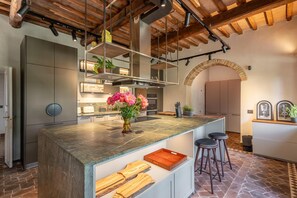 Coffee/tea maker, oven, electric kettle, blender - Tuscan Villa with Bespoke Experiences (Riparbella)