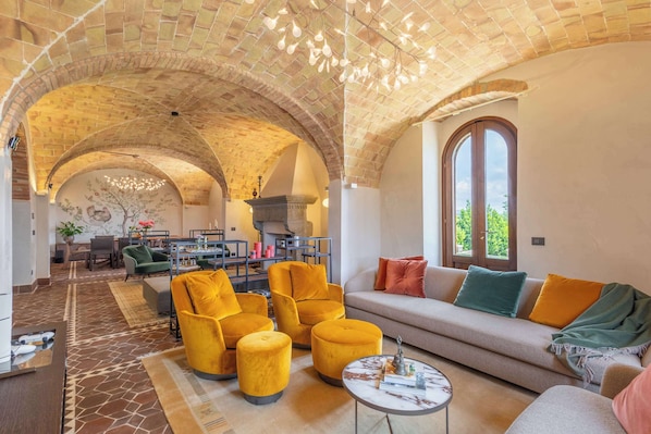 TV, fireplace, stereo, offices - Tuscan Villa with Bespoke Experiences (Riparbella)