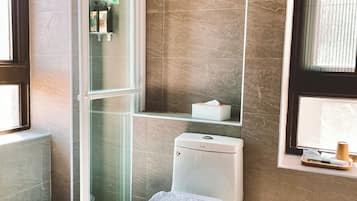 Habitación triple Deluxe, baño privado | Baño | Ducha, secador de pelo, toallas y jabón