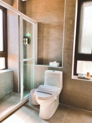 Deluxe Triple Room, Ensuite | Bilik Mandi | Pancuran mandi, pengering rambut, tuala disediakan, sabun 