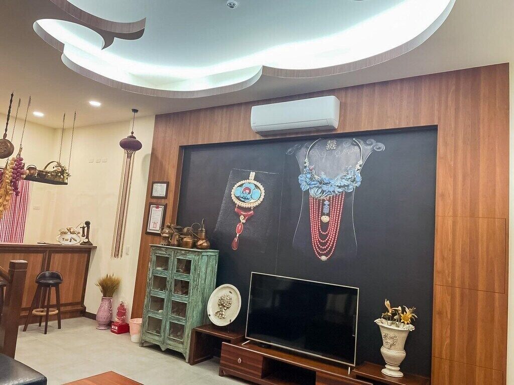 40-inch flat-screen TV with cable channels
