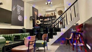 Un interior moderno con una escalera, muebles de cuero y elementos decorativos.