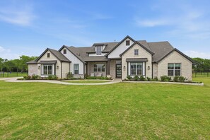 Exterior - LUXURY COUNTRY LIVING with over 1 acre dog friendly, 4bd, 3 ba fully furnished! (Gunter)