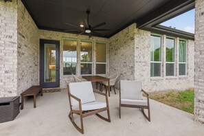 Outdoor dining - LUXURY COUNTRY LIVING with over 1 acre dog friendly, 4bd, 3 ba fully furnished! (Gunter)