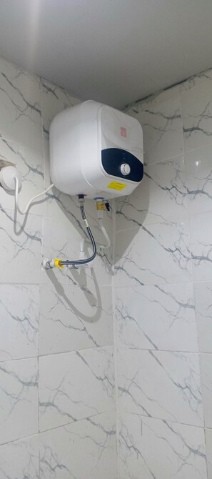 Comfort Suite | Bathroom | Shower, slippers, towels, soap - Edo Global Hotel & Suites (Benin City)