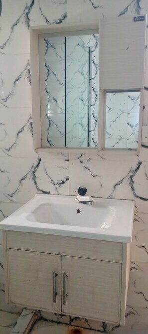 Suite Comfort | Bagno | Doccia, pantofole, asciugamani, sapone
