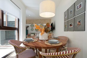 Dupleks, teras (2 Bedrooms) | Makan di kamar