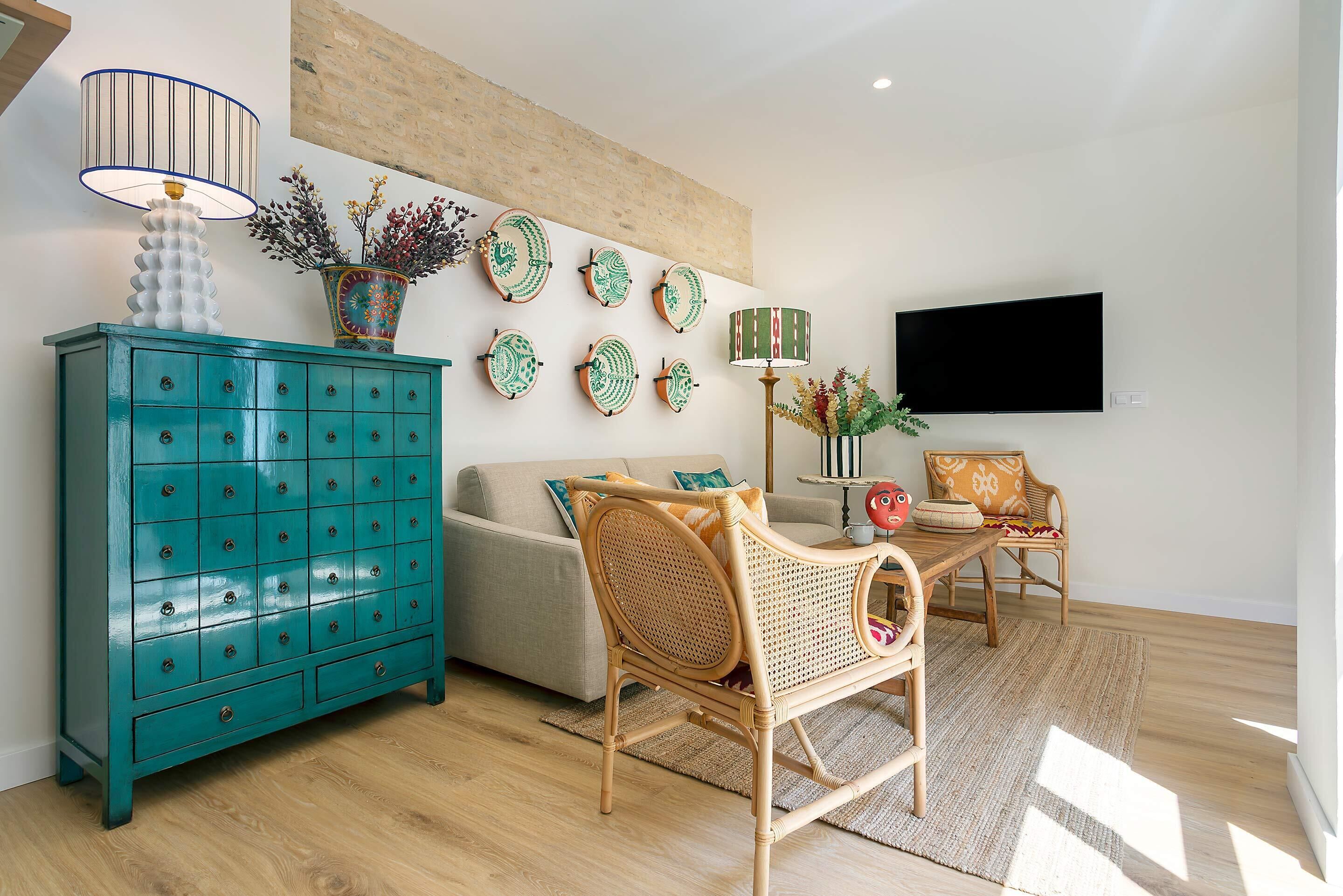 Appartement Duplex, terrasse (2 Bedrooms) | Coin séjour | TV connectée de 55 pouces avec chaînes par satellite
