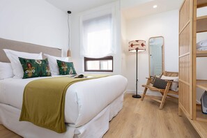 Appartement Duplex, terrasse (2 Bedrooms) | 2 chambres, coffres-forts dans les chambres, fer et planche à repasser