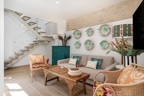 复式, 露台 (2 Bedrooms) | 客厅 | 55-英寸智能电视（配备卫星频道）