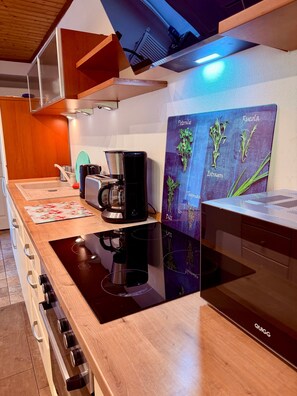 Frigorifero, microonde, forno, piano cottura