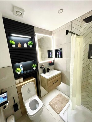 Hair dryer, towels, soap, toilet paper - West End 2BR Free Parking • Near SECC Direct Train (Glasgow)