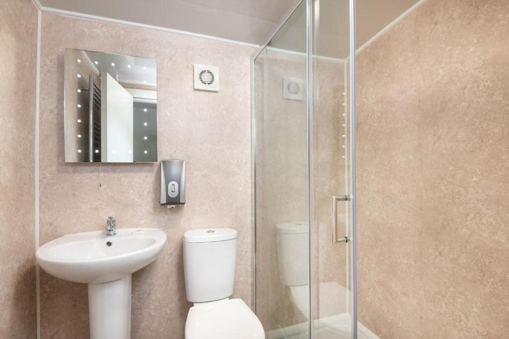 Rainfall showerhead, free toiletries, towels, soap