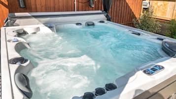 House | Outdoor spa tub