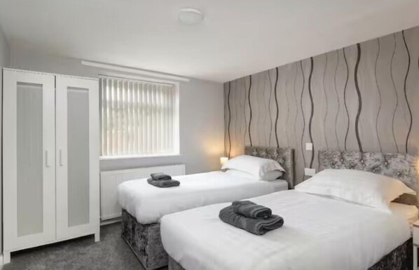 Double Room | Egyptian cotton sheets, premium bedding, individually decorated - Four oaks house (Carlisle)
