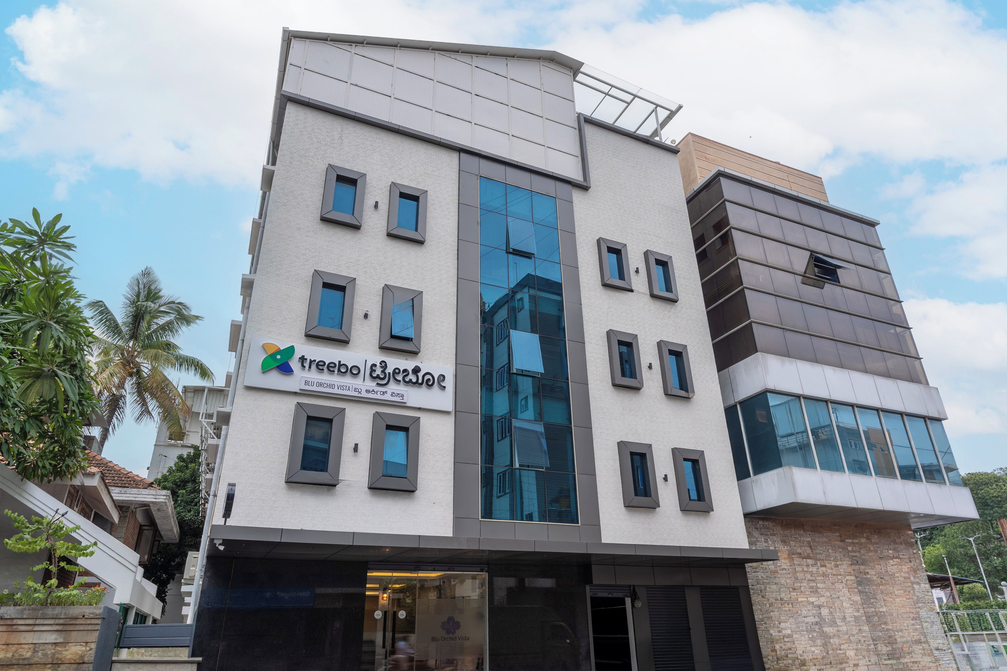 Un edificio moderno con un letrero que dice 'treebo | Ege | Vistaya'.