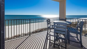 En balkon med udsigt over stranden og havet.