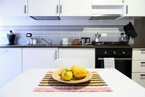 Fridge, oven, stovetop, dishwasher - Vatican Area Apartment with 2 Bedrooms and 2 Baths (Roma)