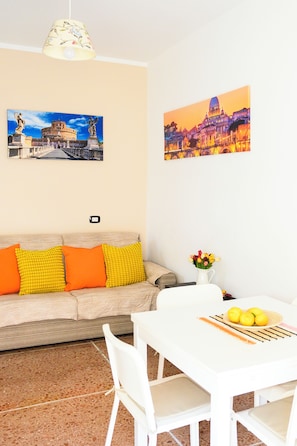 Dining - Vrbo Property (Roma)