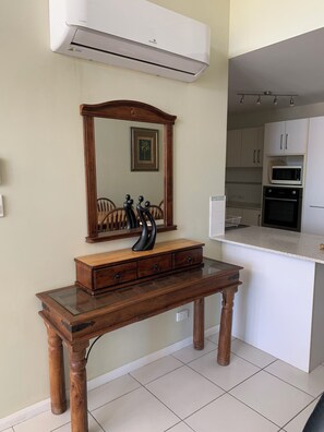 Fridge, microwave, oven, stovetop - Resort Style Apartments on Gregory (North Ward)