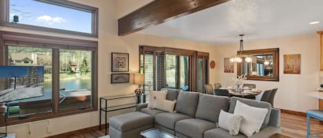 Condo, 3 chambres | Aire de séjour