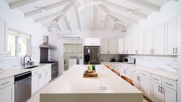 House, 3 Bedrooms | Private kitchen