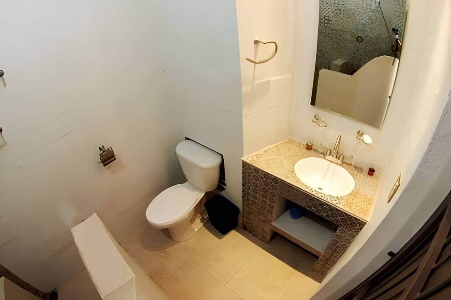 Een douche, handdoeken, toiletpapier