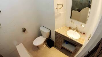 Een douche, handdoeken, toiletpapier