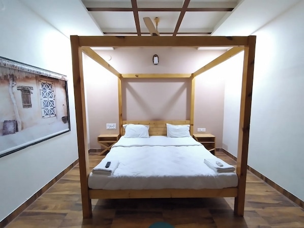 Habitación doble Deluxe, vista al jardín | Escritorio y espacio para trabajar con laptop 
