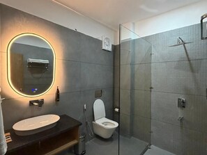 Executive-Zimmer, Balkon, Hügelblick | Badezimmer | Dusche, Haartrockner, Hausschuhe, Handtücher