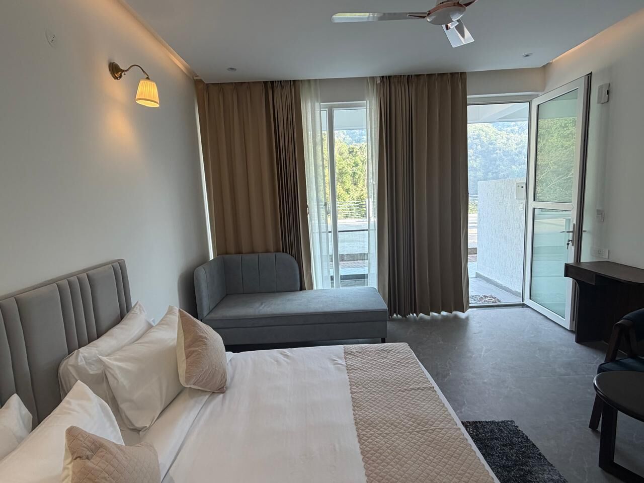 Executive-Zimmer, Balkon, Hügelblick | Schallisolierte Zimmer, Bügeleisen/Bügelbrett, kostenloses WLAN