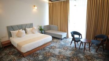 Suite, balcon | Chambres insonorisées, fer et planche à repasser, Wi-Fi gratuit