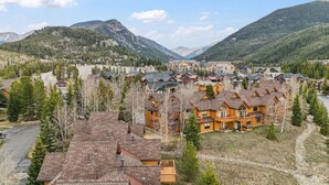 Zona residencial con casas, una carretera y montañas al fondo.