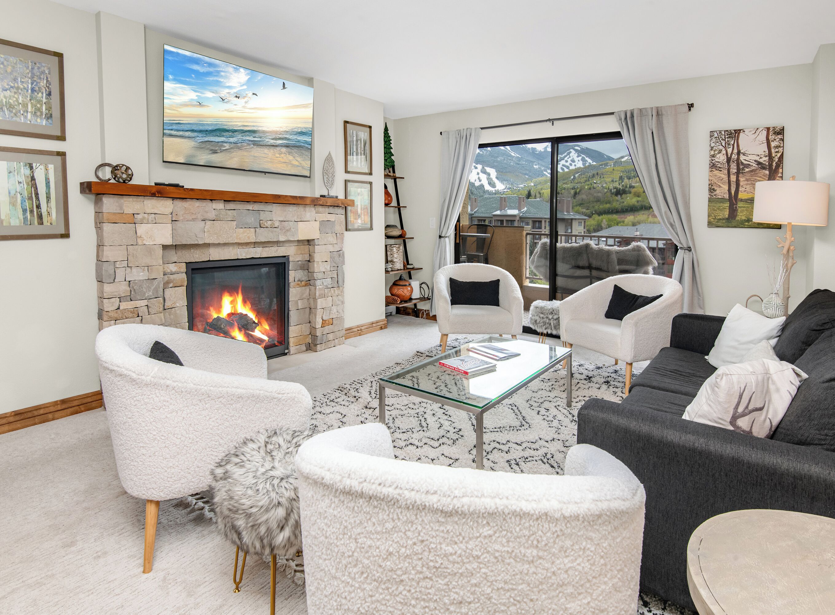 Smart TV y chimenea 