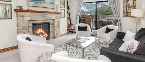 Smart TV y chimenea