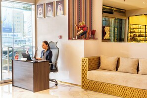 Lobby - Majestic Central Hotel (Dubai)