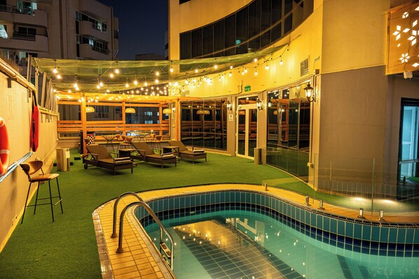 Outdoor pool - Majestic Central Hotel (Dubai)