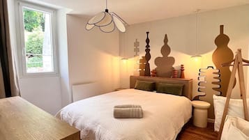 1 bedroom, iron/ironing board, internet, bed sheets