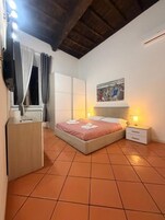 Cofres nos quartos, ferros/tábuas de passar roupa, Wi-Fi de cortesia