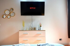 Kamar Triple, pemandangan kota | Brankas, setrika/meja setrika, dan Wi-Fi gratis