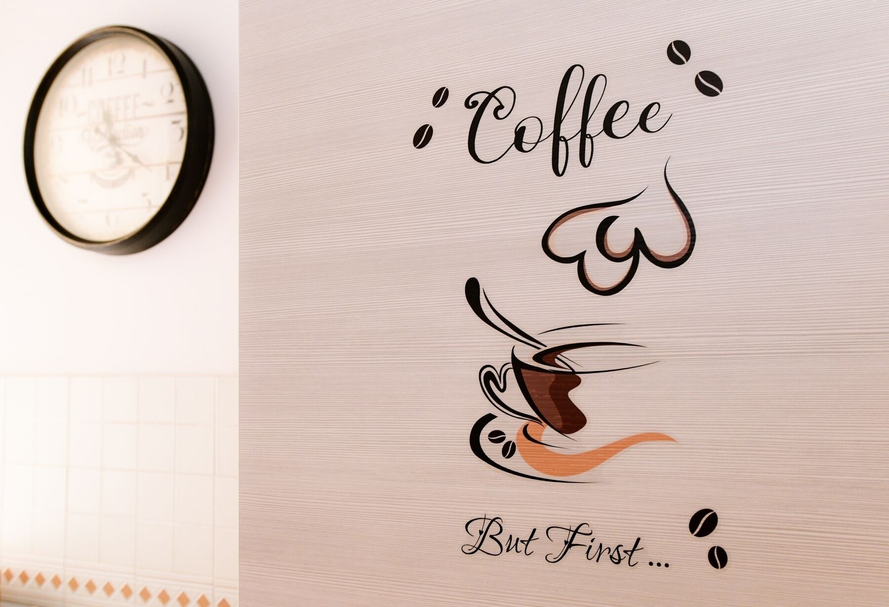 Een muur met een klok en een kunstwerk over koffie.