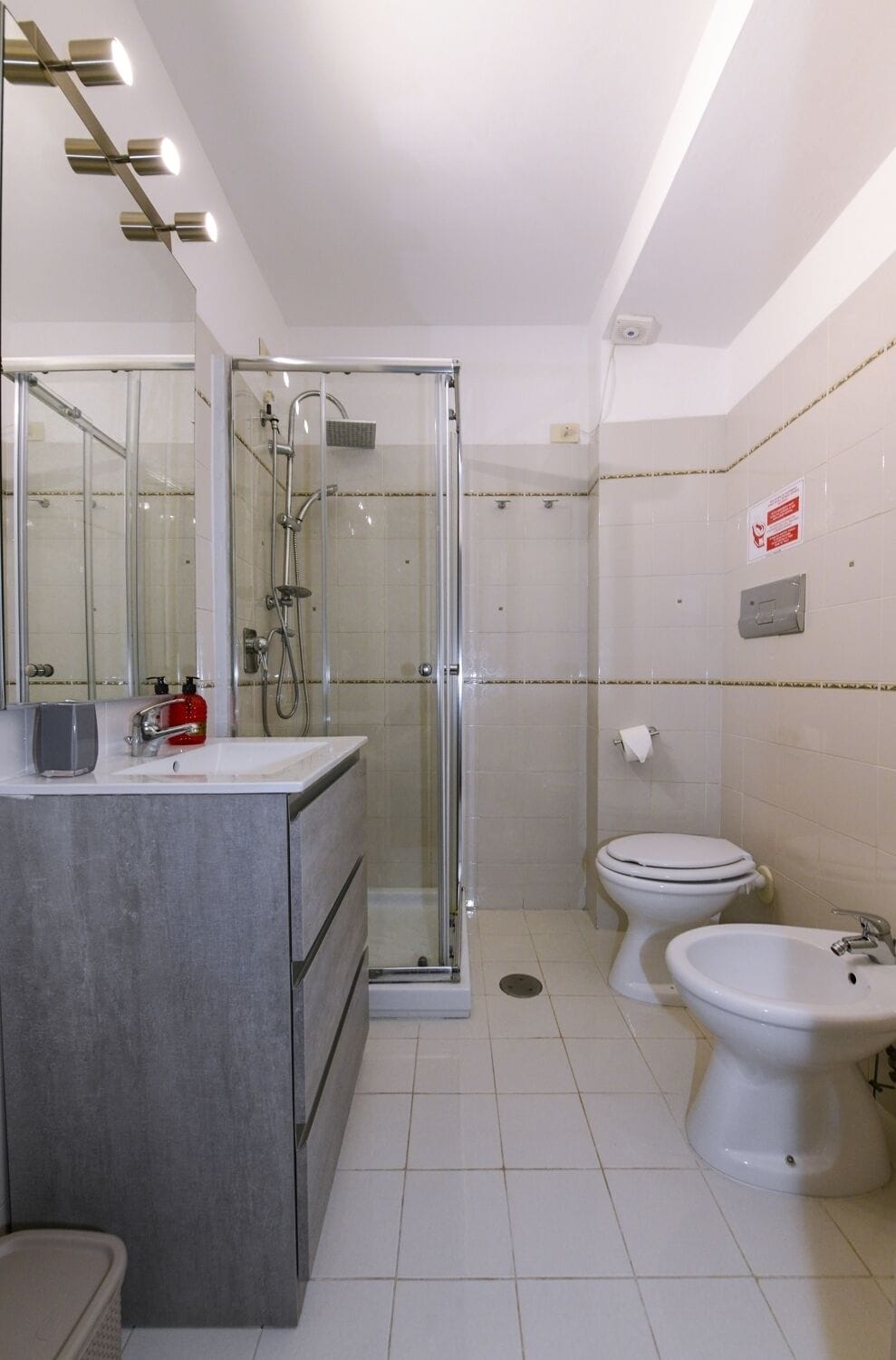 Driepersoonskamer, uitzicht op stad | Badkamer | Badjassen, een bidet