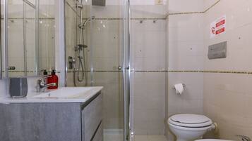 Driepersoonskamer, uitzicht op stad | Badkamer | Badjassen, een bidet
