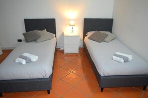 Kamar Double atau Twin, patio, pemandangan halaman | Brankas, setrika/meja setrika, dan Wi-Fi gratis