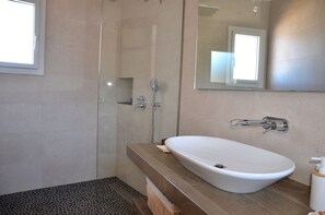 Shower, hair dryer, towels - Holiday Home 'Vora Mar' with Sea View, Wi-Fi and Air Conditioning (Felanitx)